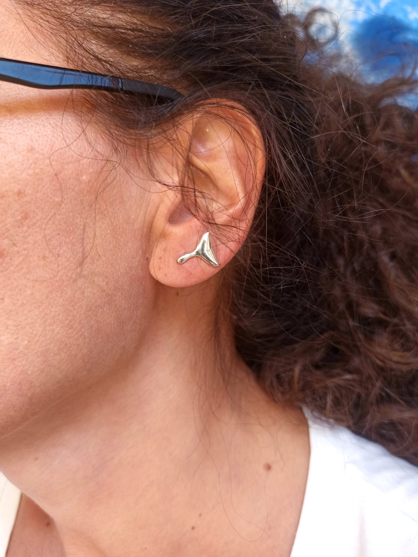 Single lobe earring in 925 silver with a whale tail