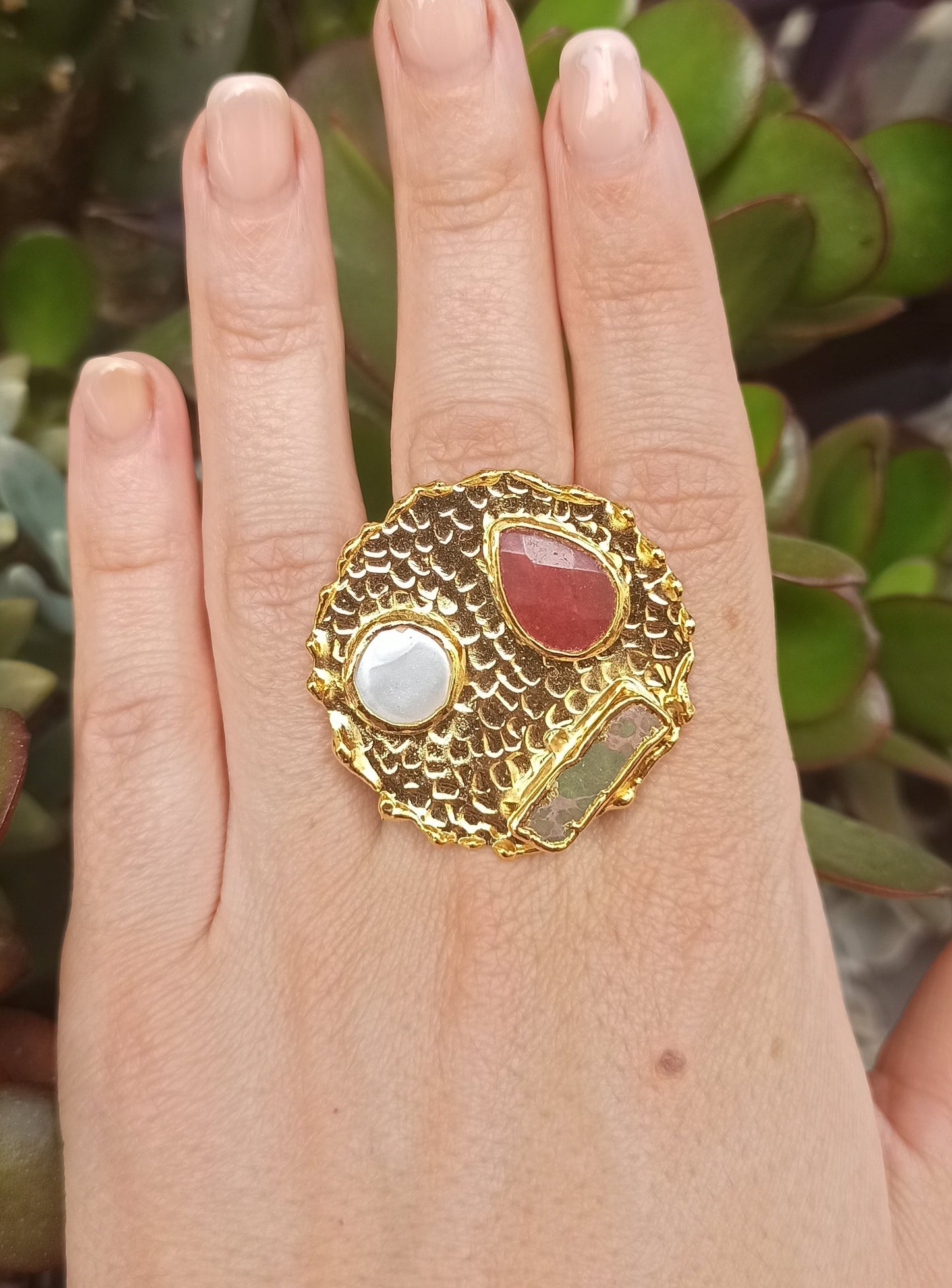 Flussperlenschild, Achat und rotes Harz.