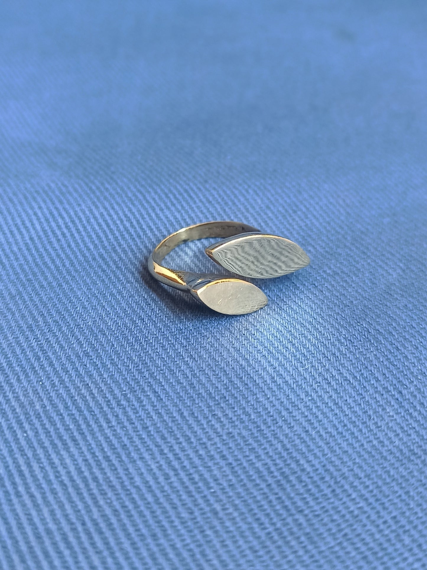 Goldener Boho-Ring mit zwei Samen