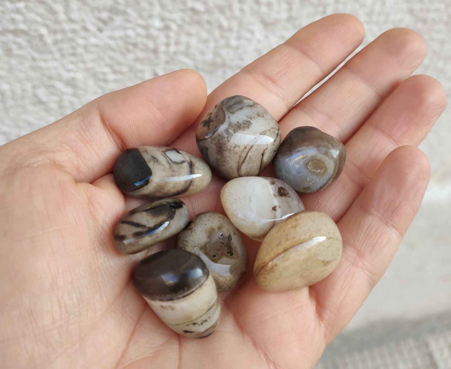 Schwarzer Onyx, hart getrommelter einzelner Mineralstein