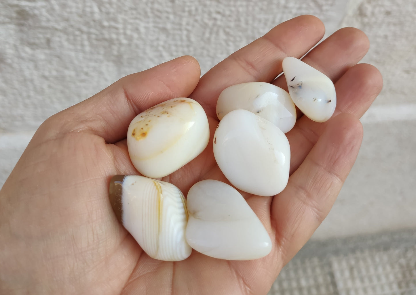 Weißer Opal, getrommelter einzelner mineralischer Hartstein