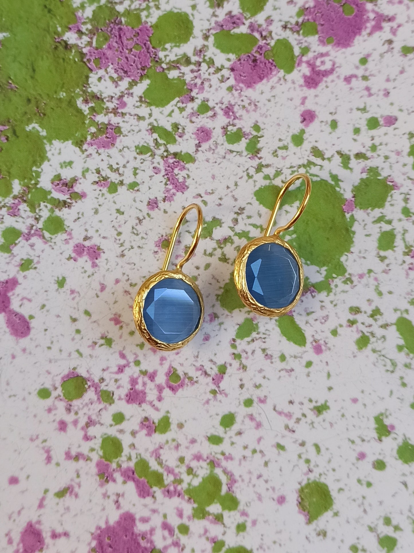 Kleine runde Ohrringe aus Zuckerpapiersteinen