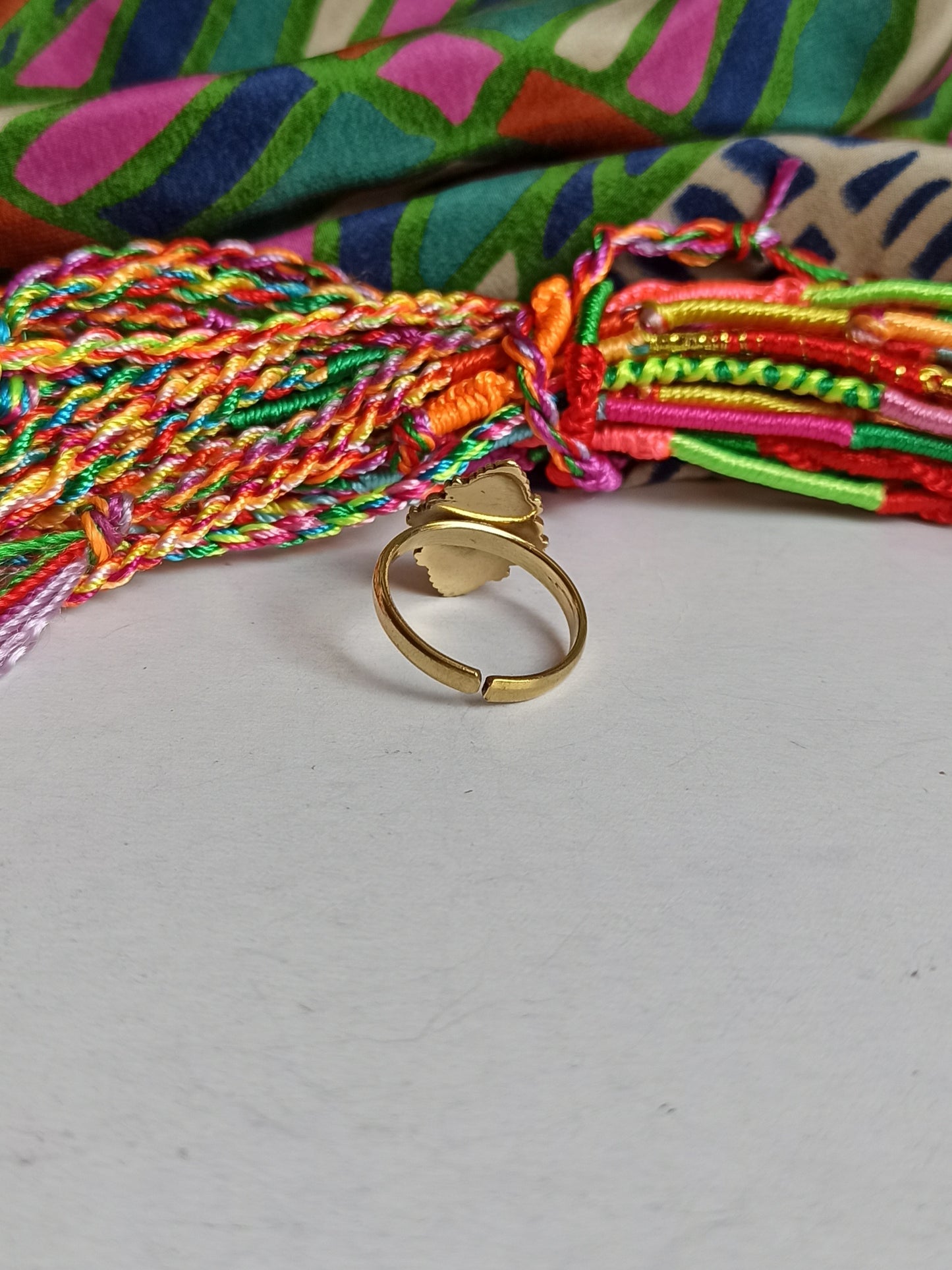 Goldener, rautenförmiger Boho-Ring