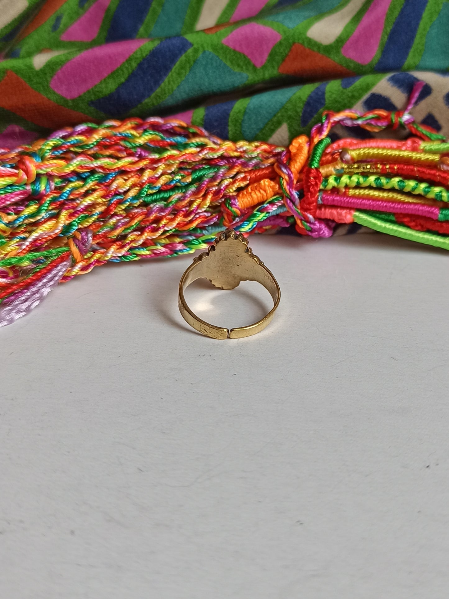 Goldener Boho-Ring mit gearbeitetem Kreuz