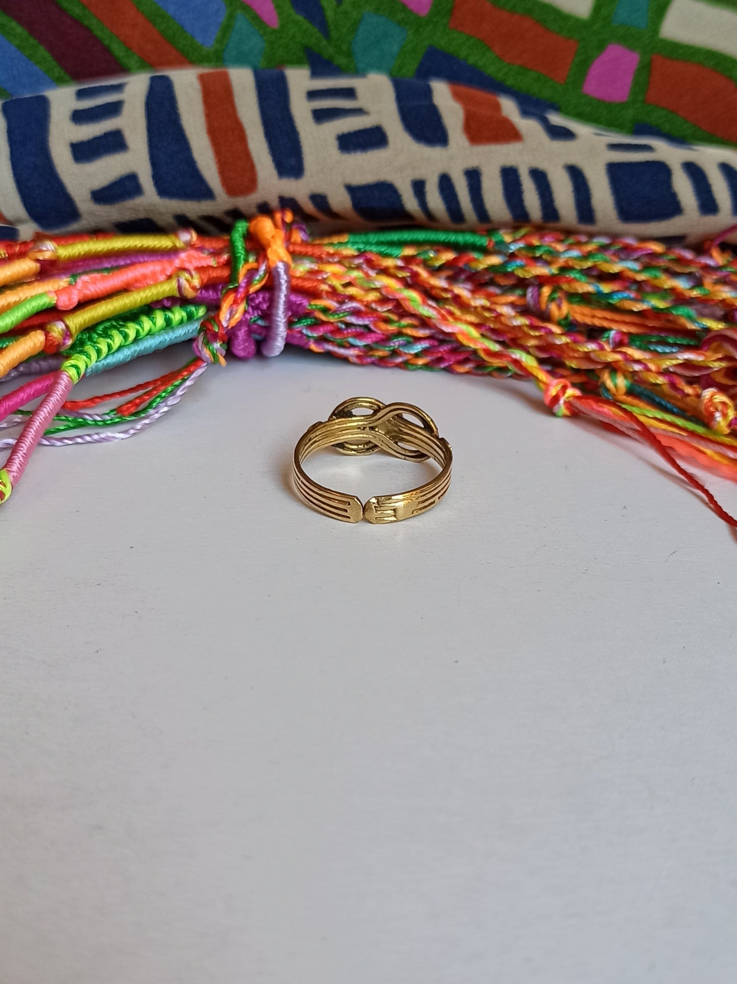 Goldener Boho-Ring mit unendlichem Knoten