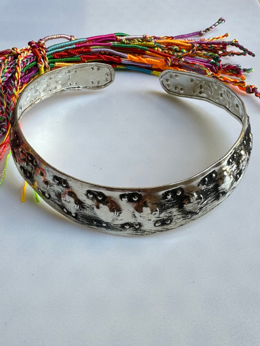 Silberner Kragen mit hohem Relief