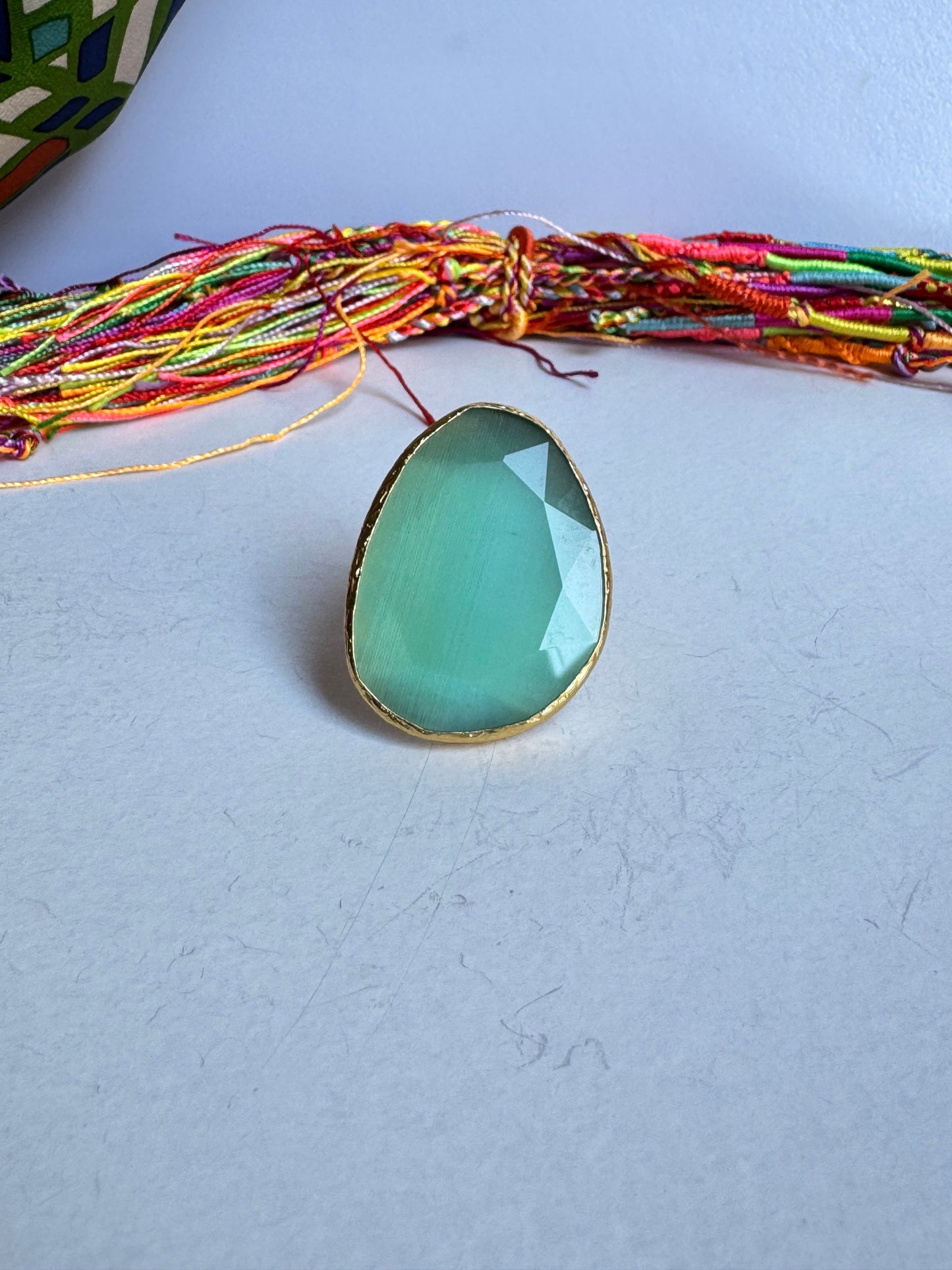 Anello dorato big verde chiaro
