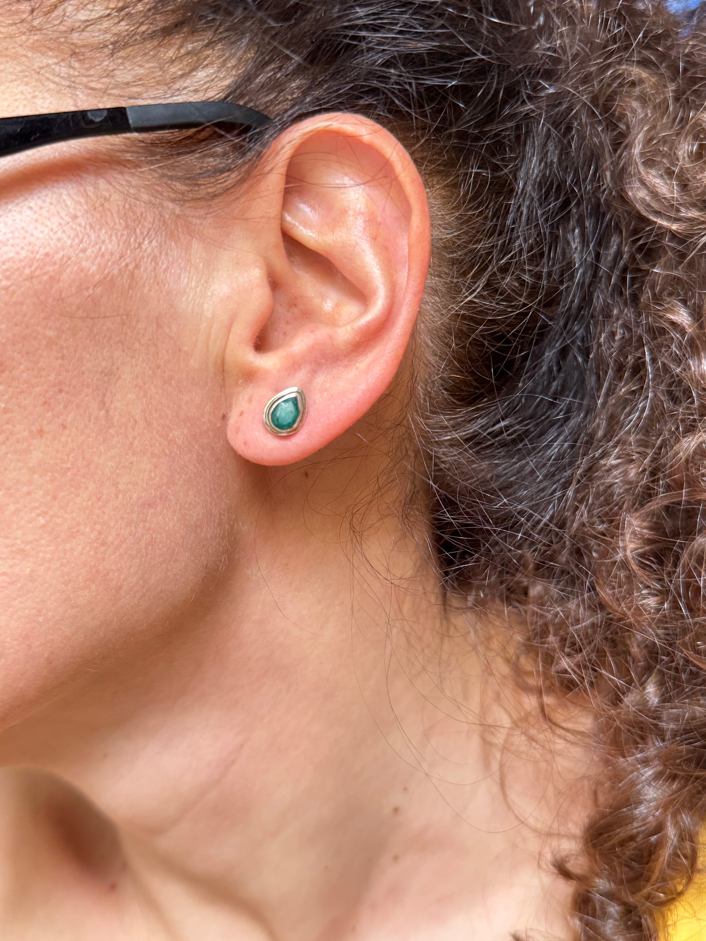 Mini stud earrings in 925 silver with emerald root