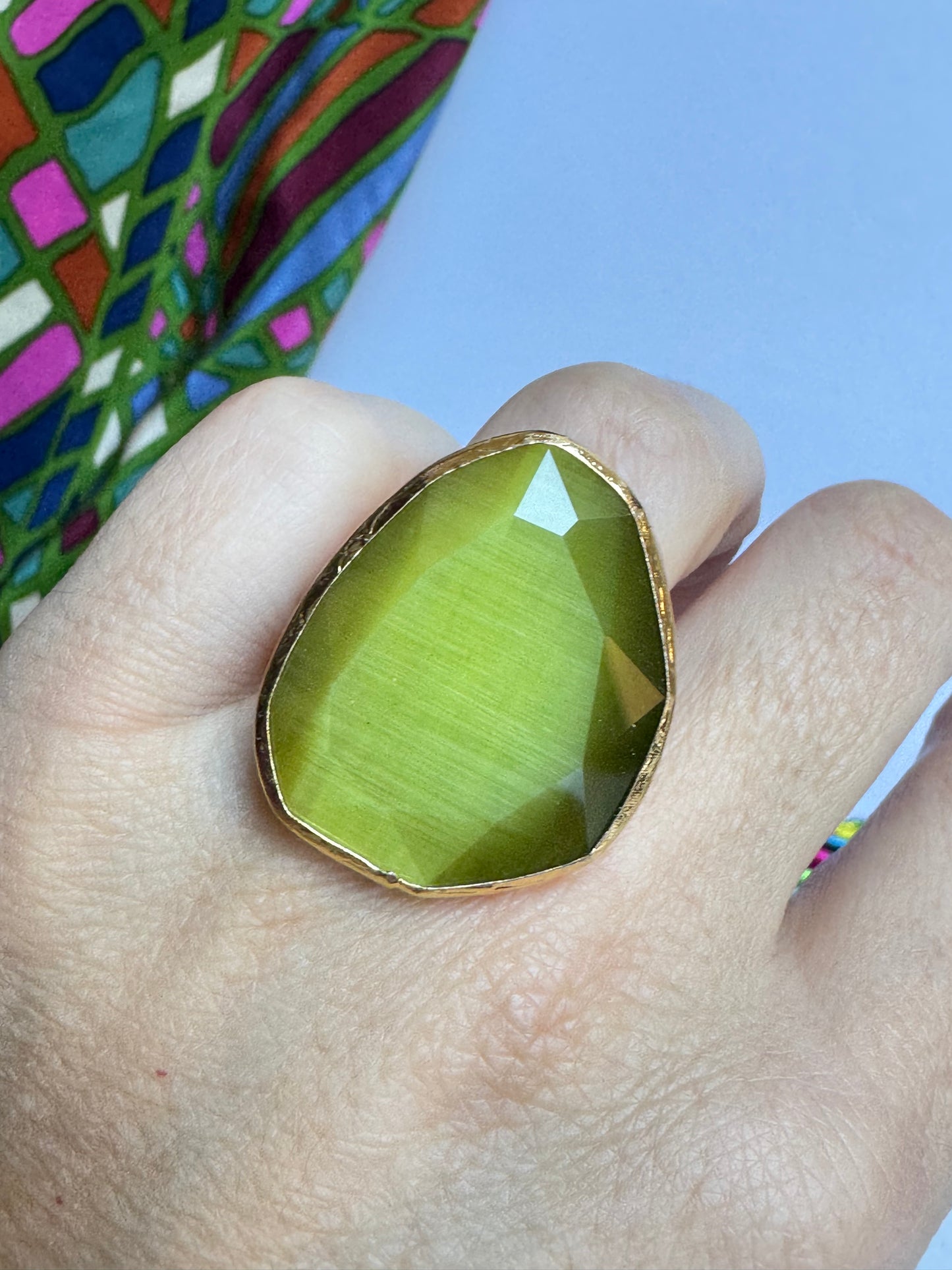 Anello dorato goccia verde acido
