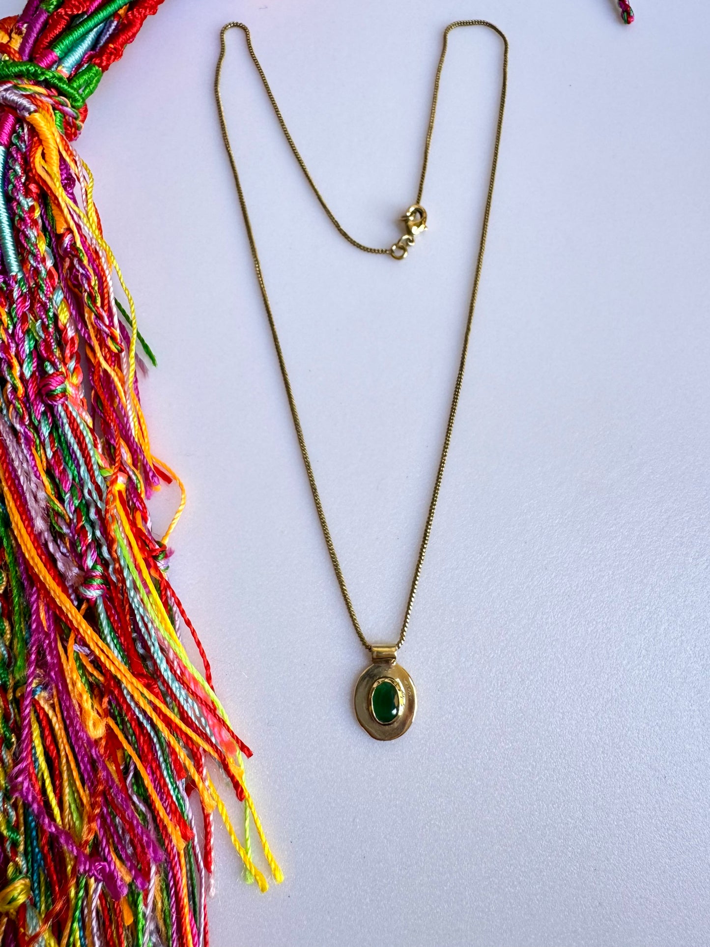 Collana dorata con ciondolo verde