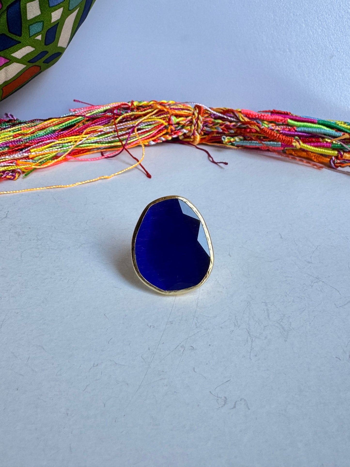 Anello dorato goccia blu