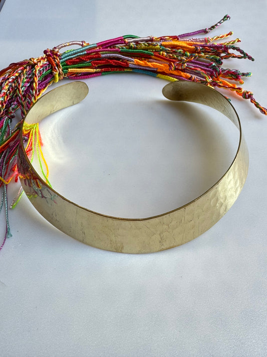 Hoher goldener Kragen