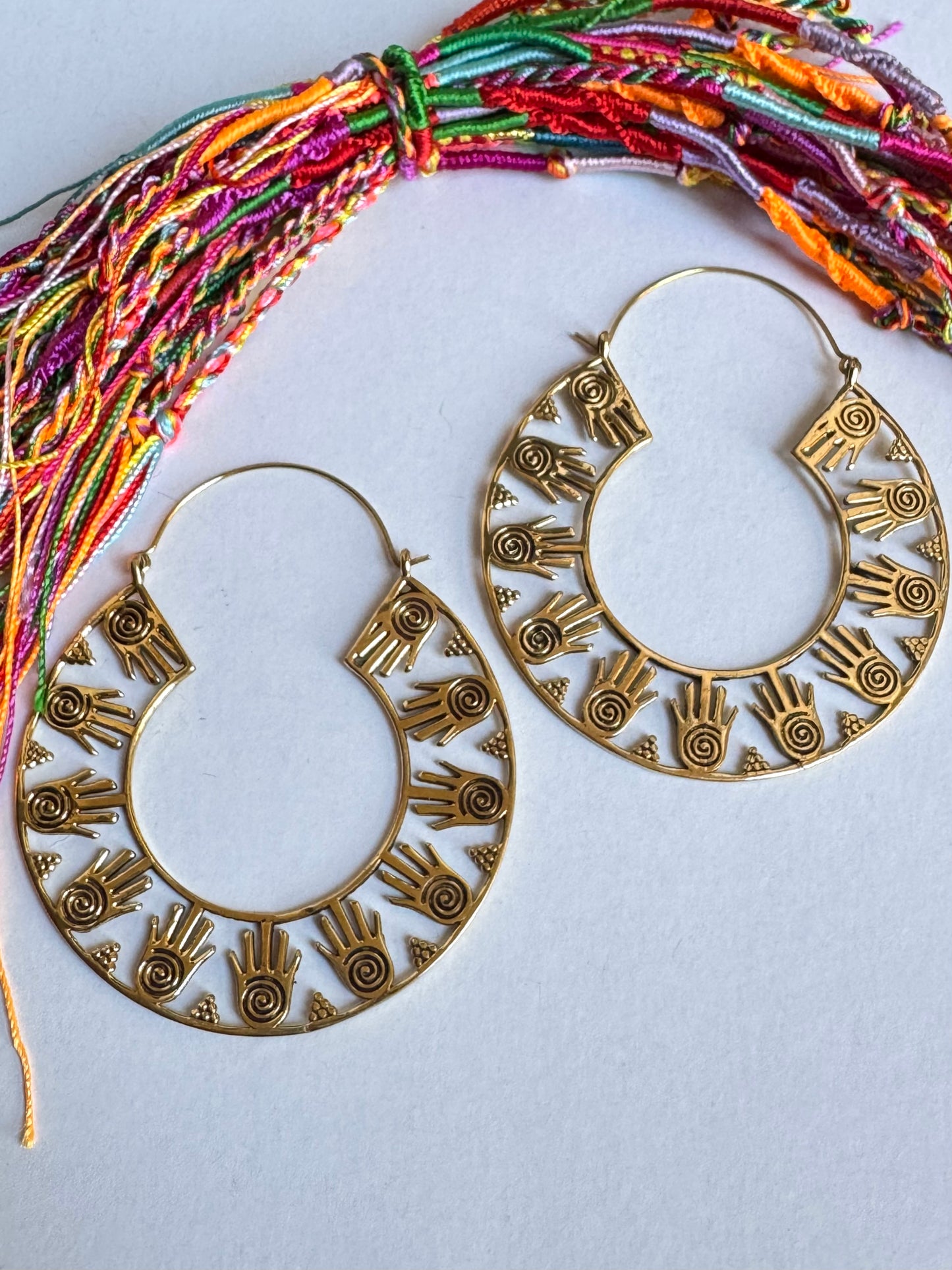 Orecchini boho dorati cerchi mano di Fatima