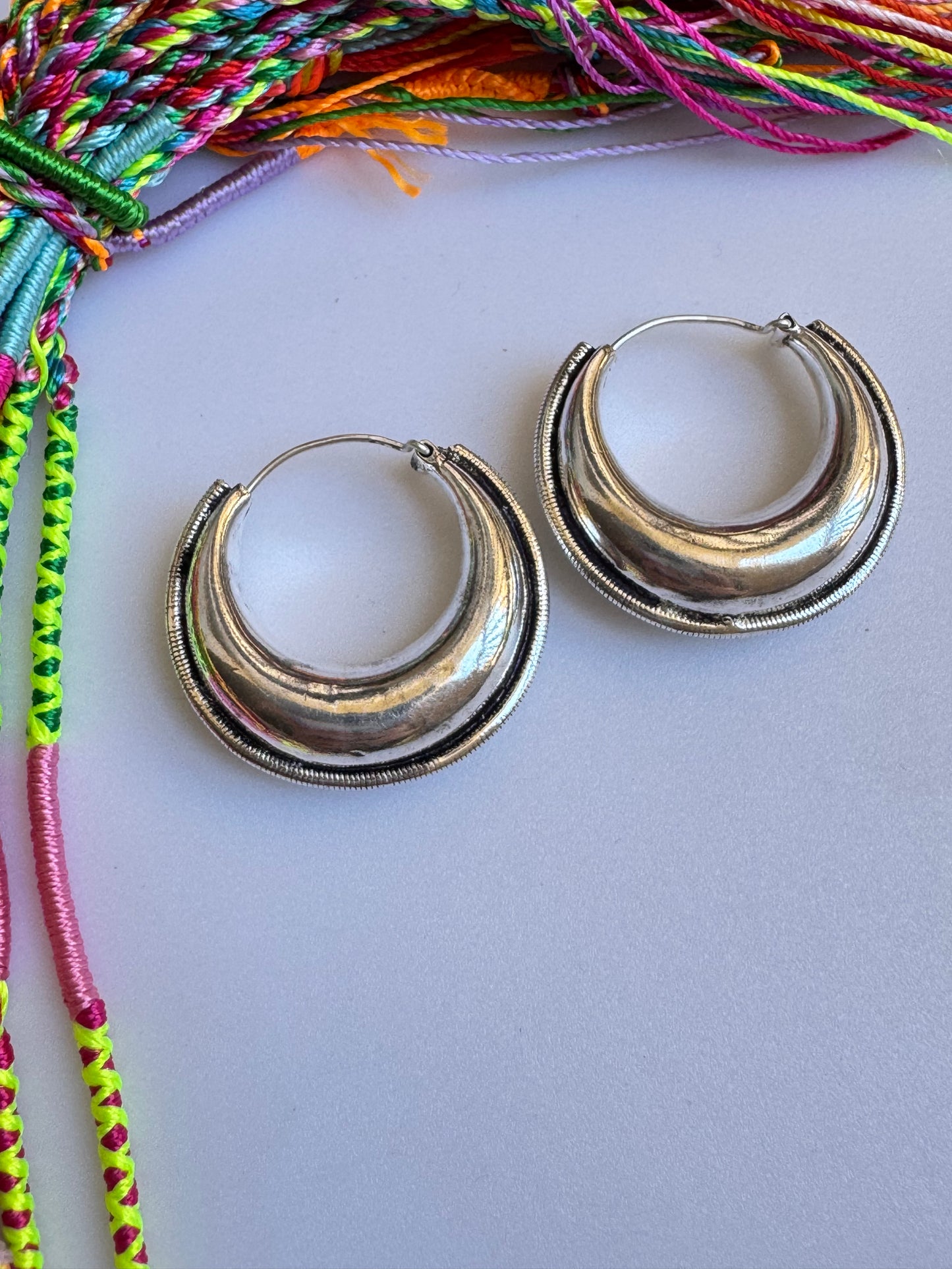 Orecchini boho argentati bombati riga