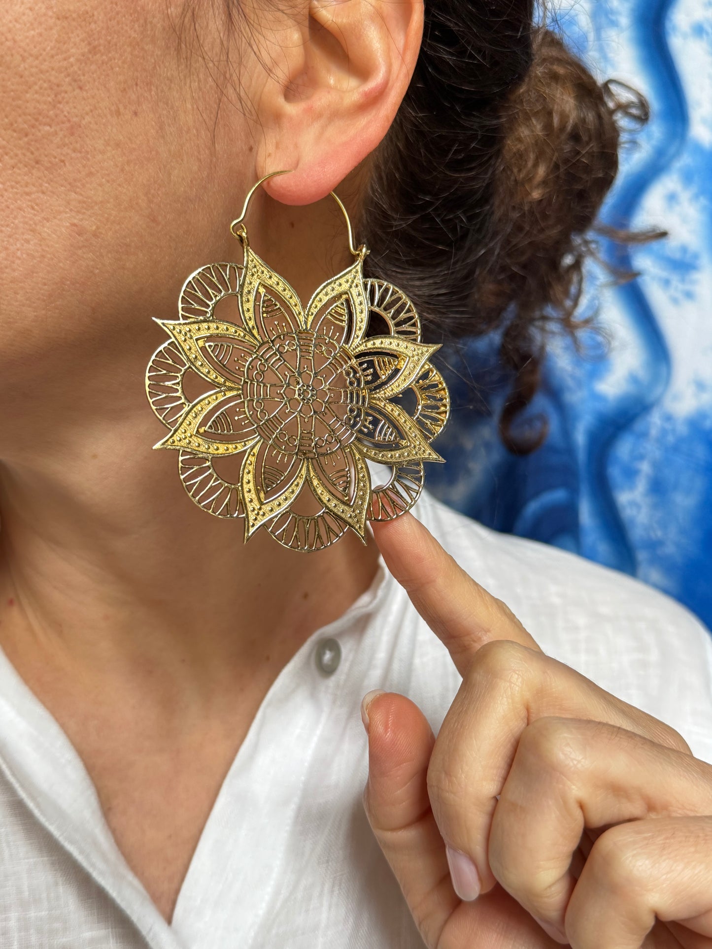 Orecchini boho dorati cerchi fiore di loto