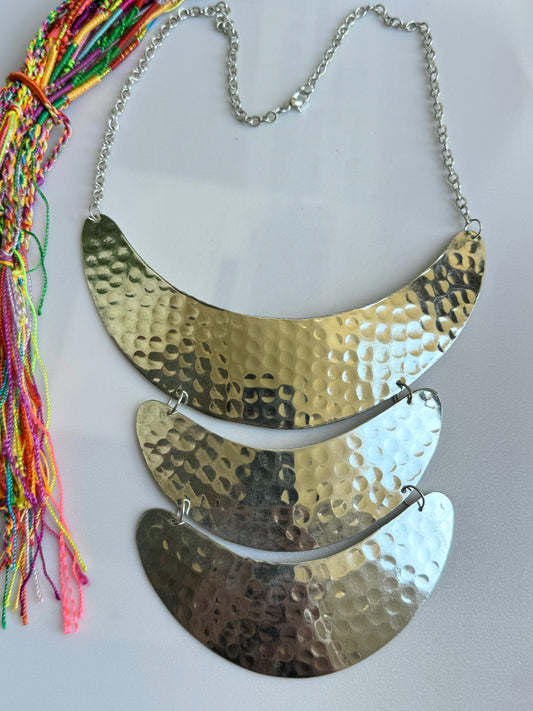 Lange silberne Halskette mit drei Monden