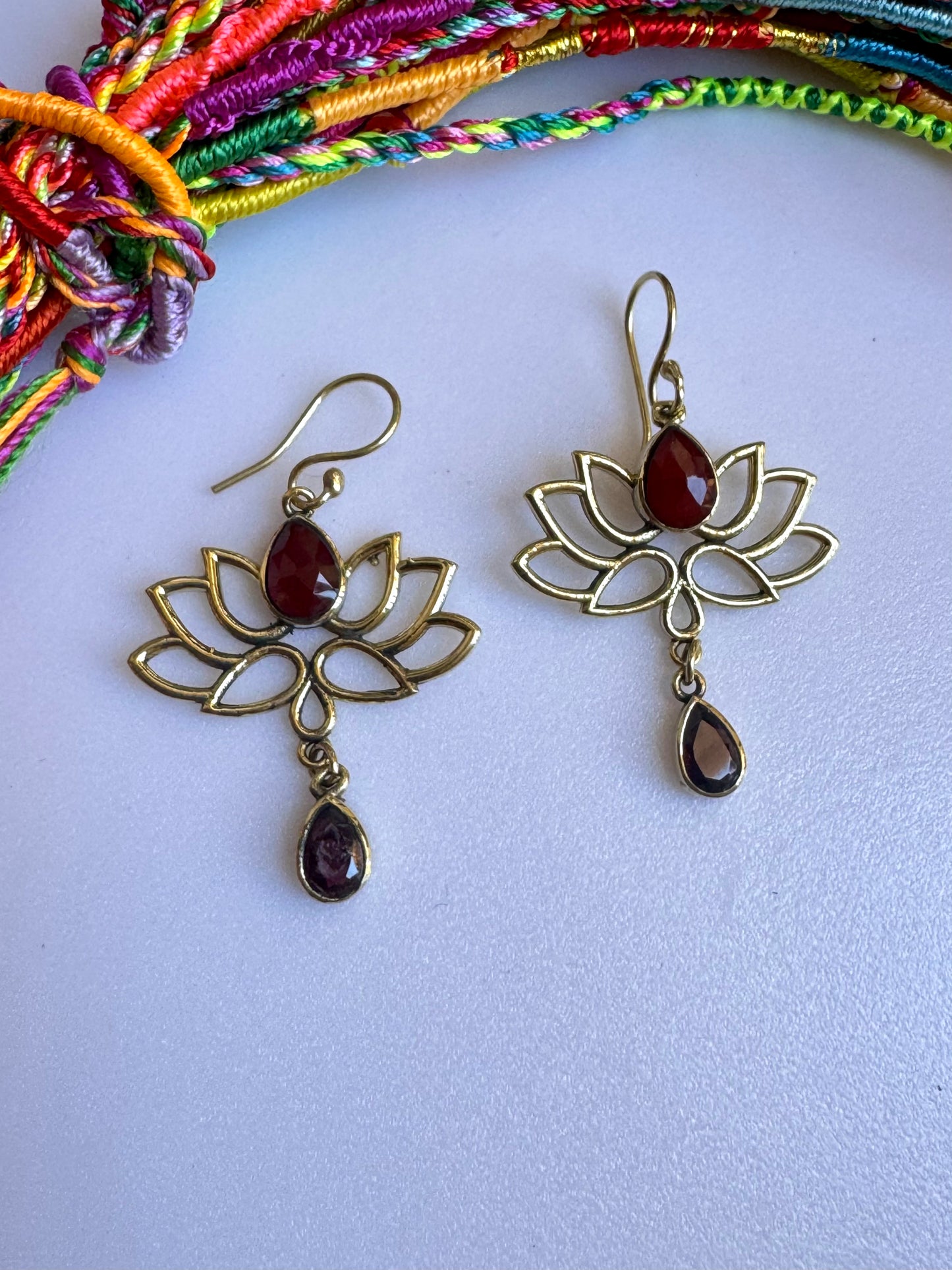 Orecchini boho dorato fiore di loto rosso