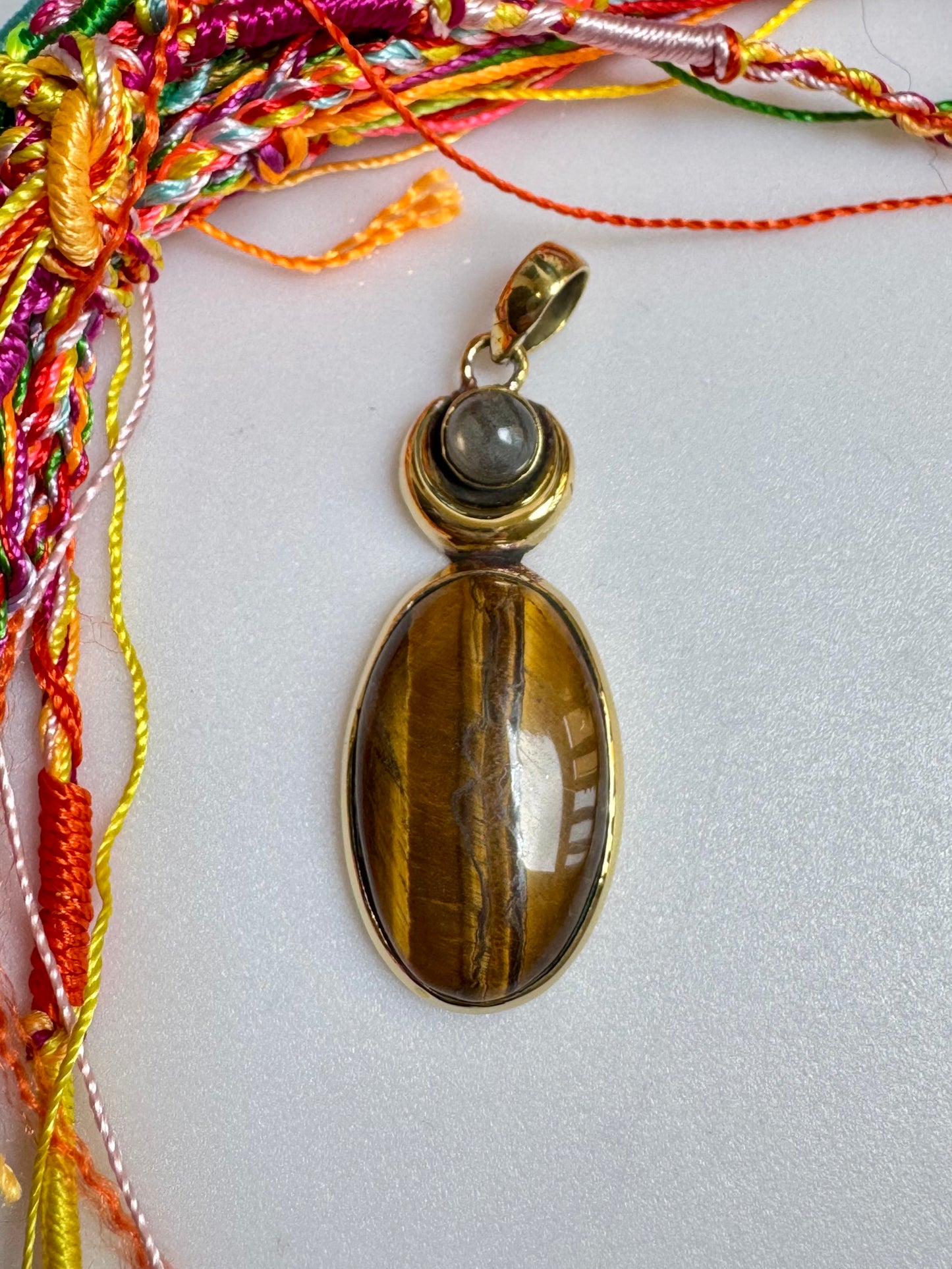 Ciondolo dorato occhio di tigre e labradorite