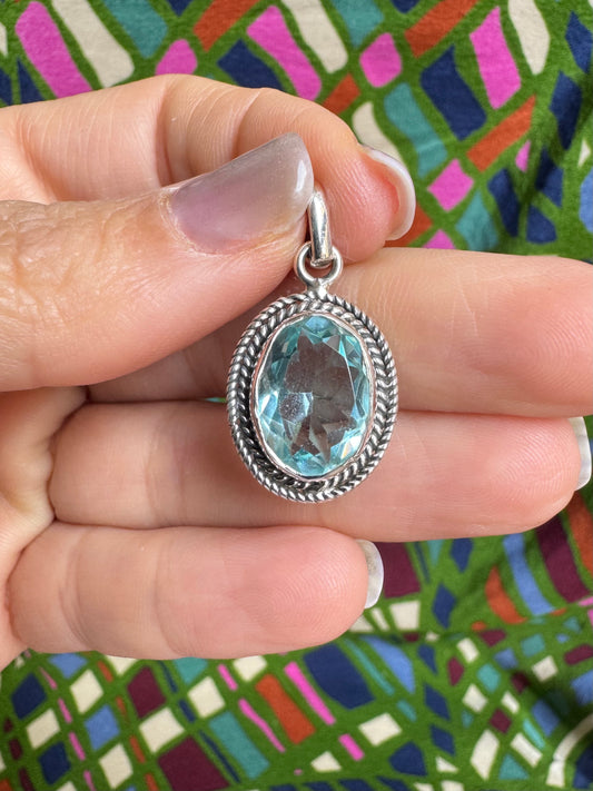 Anhänger aus 925er Silber mit 18-karätigem Aquamarin