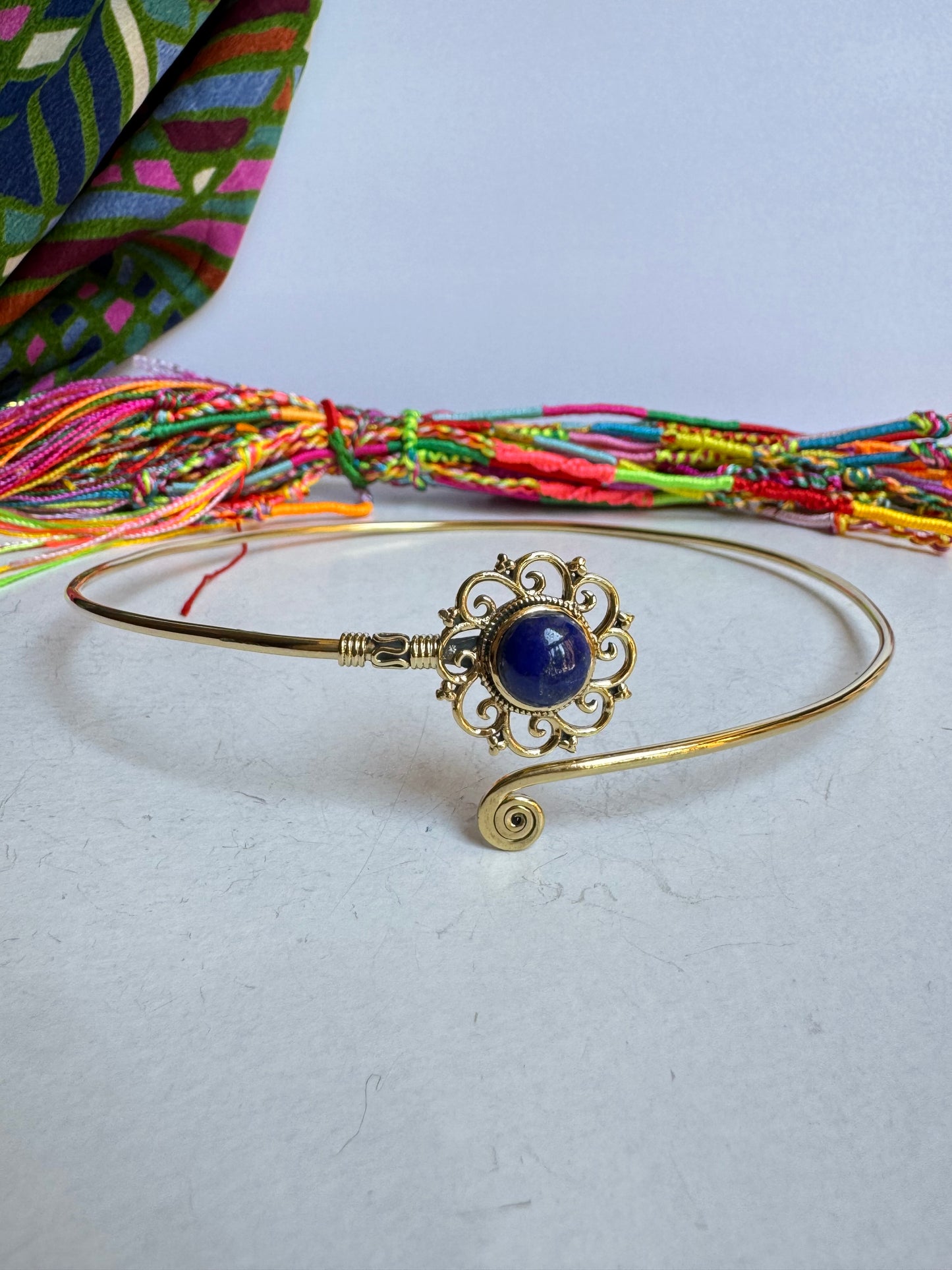 Collarino dorato fiore blu