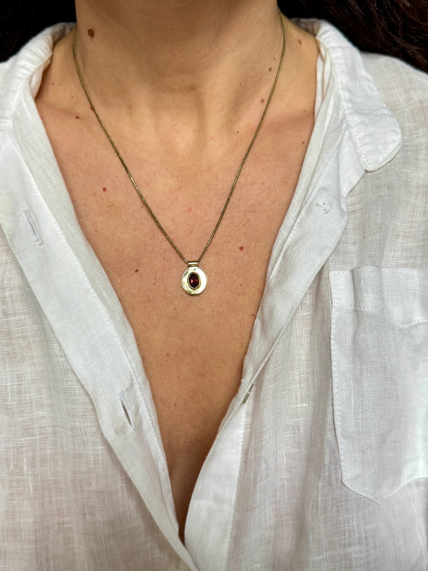 Collana dorata con ciondolo rosso