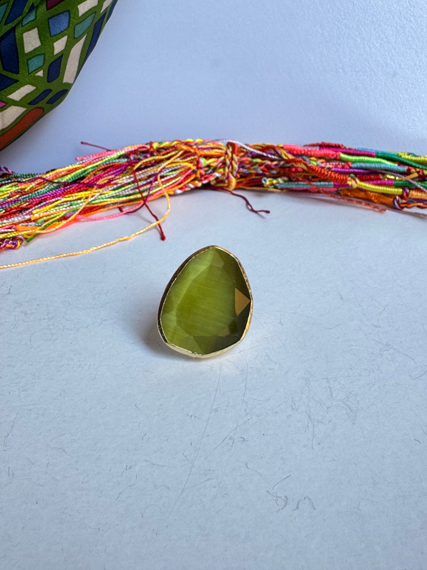 Anello dorato goccia verde acido