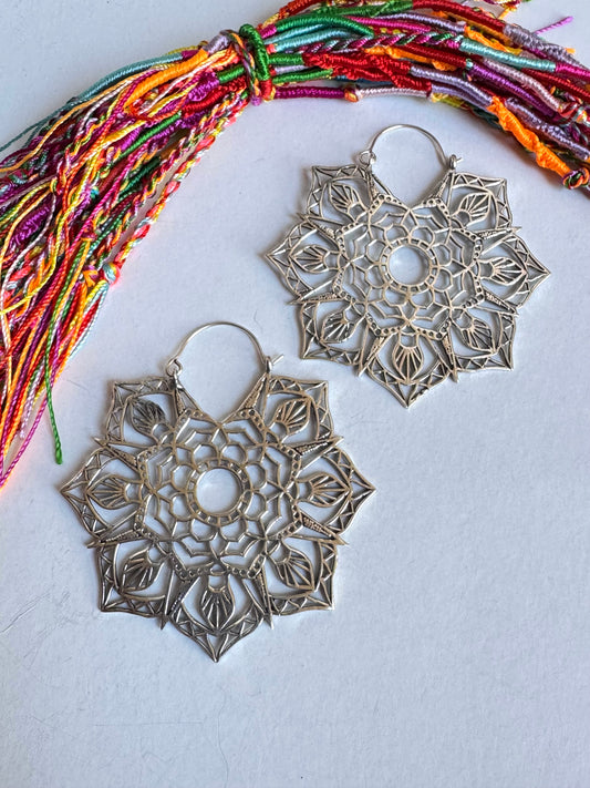Orecchini boho argentati cerchi mandala