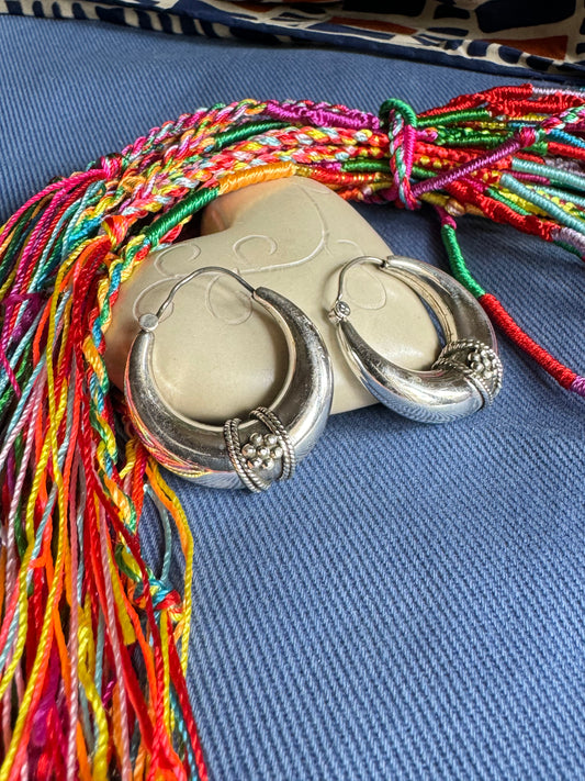 Gewölbte Kreisohrringe aus 925er T-Silber mit Stammesmotiv