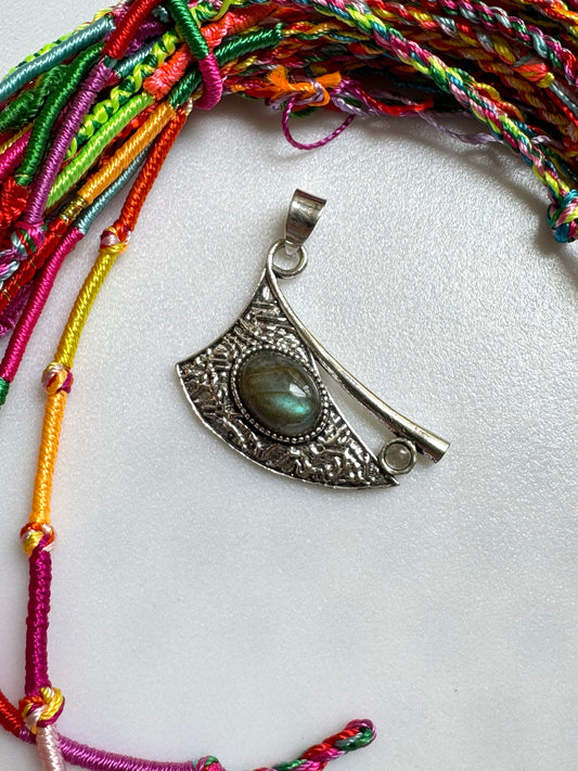 Silver necklace with labradorite pendant