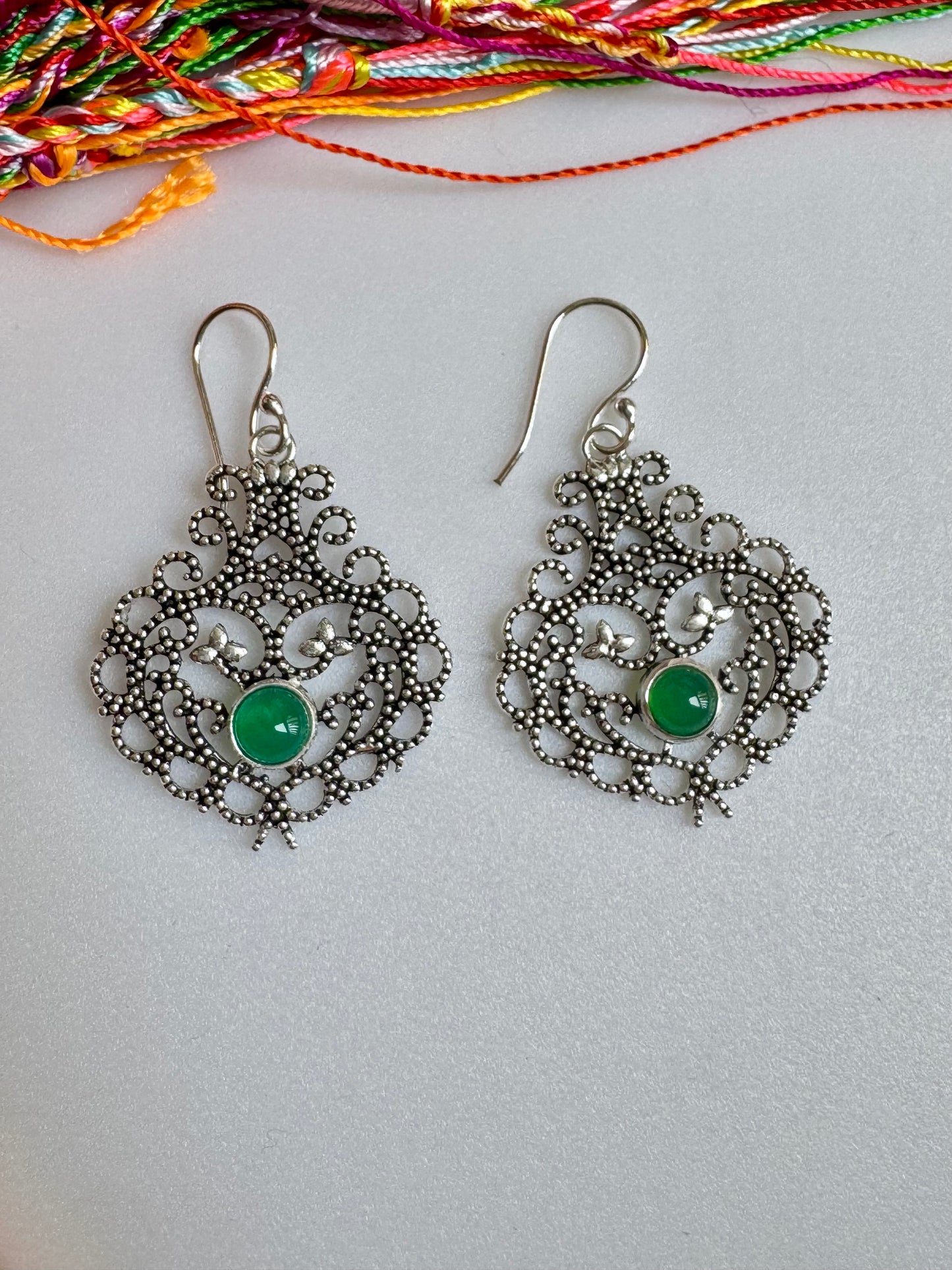Orecchini boho argentato verde