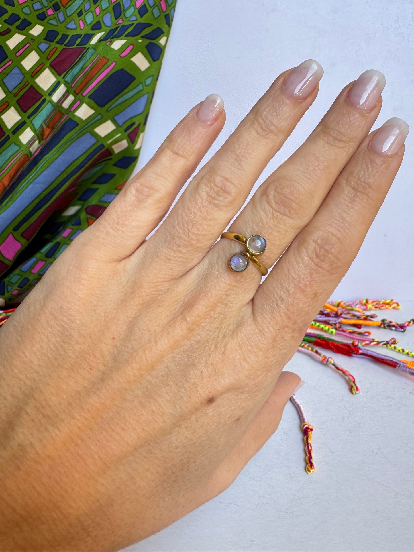 Anello boho dorato pietra di luna arcobaleno regolabile