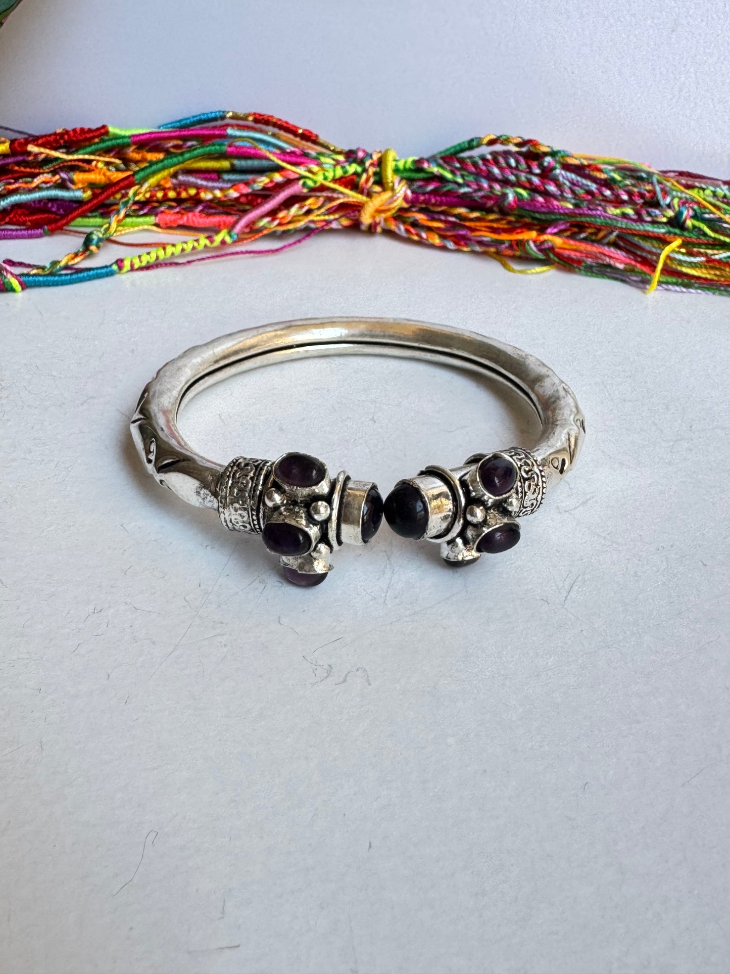 Bracciale boho argentato viola
