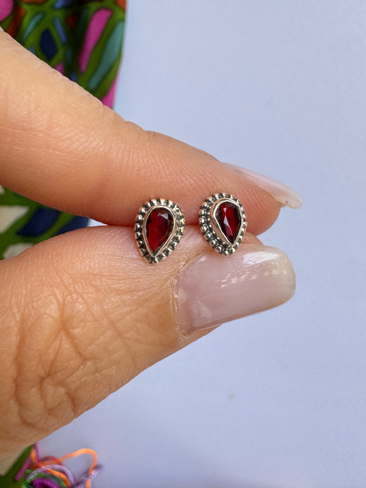 Orecchini mini lobo argento925 granato