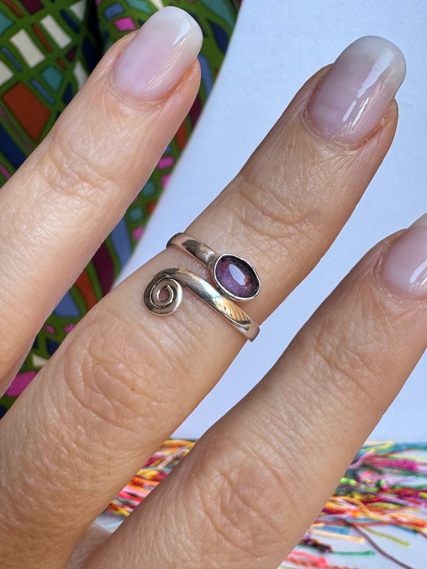 Anello boho argentato viola