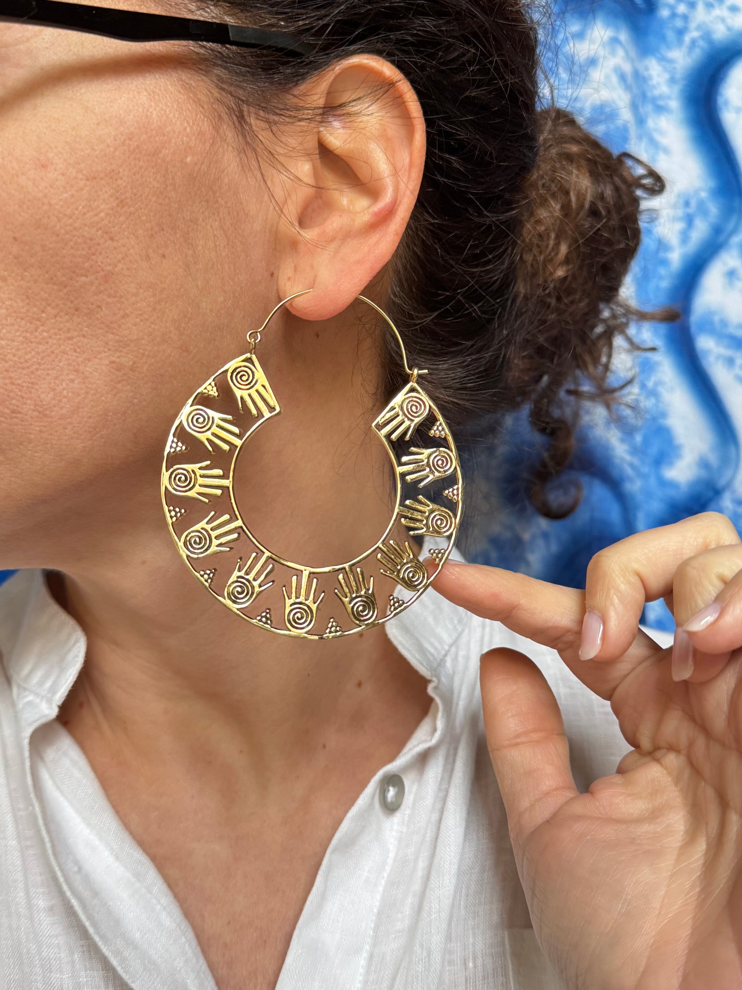 Orecchini boho dorati cerchi mano di Fatima
