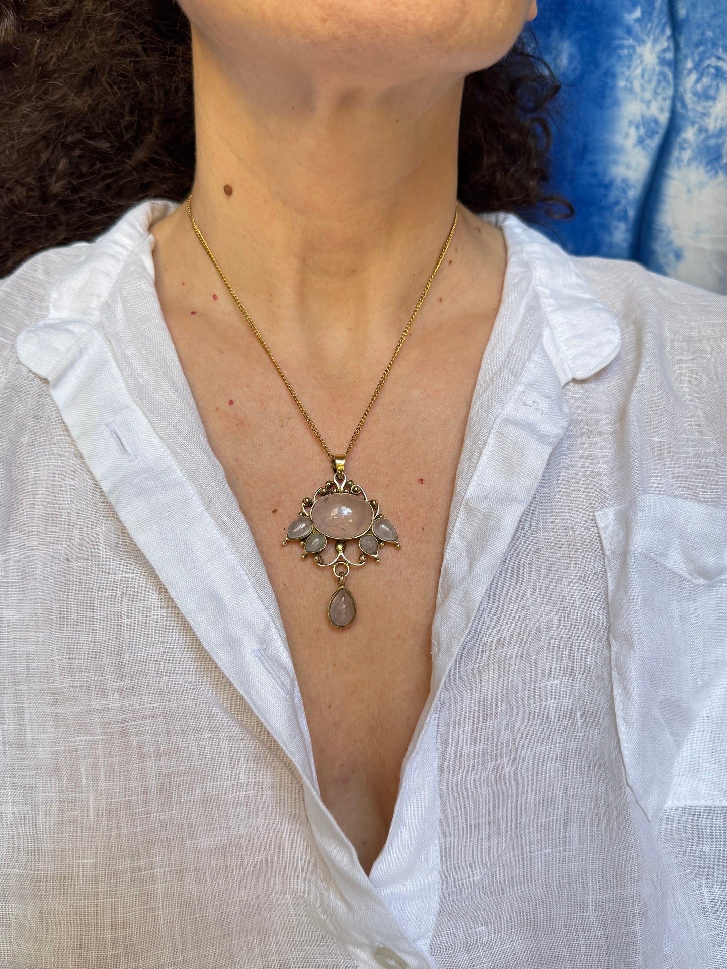 Collana boho dorata con ciondolo quarzo rosa e pietra di luna arcobaleno