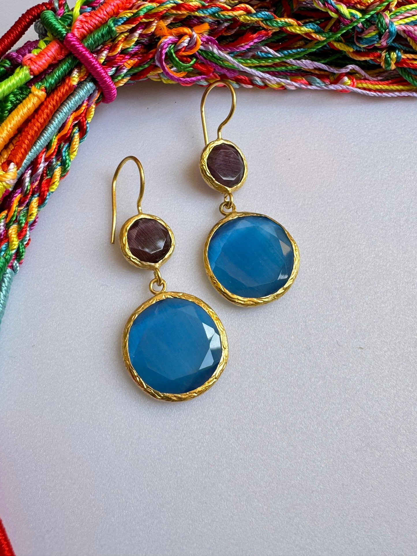 Earrings with 2 light blue and burgundy stones