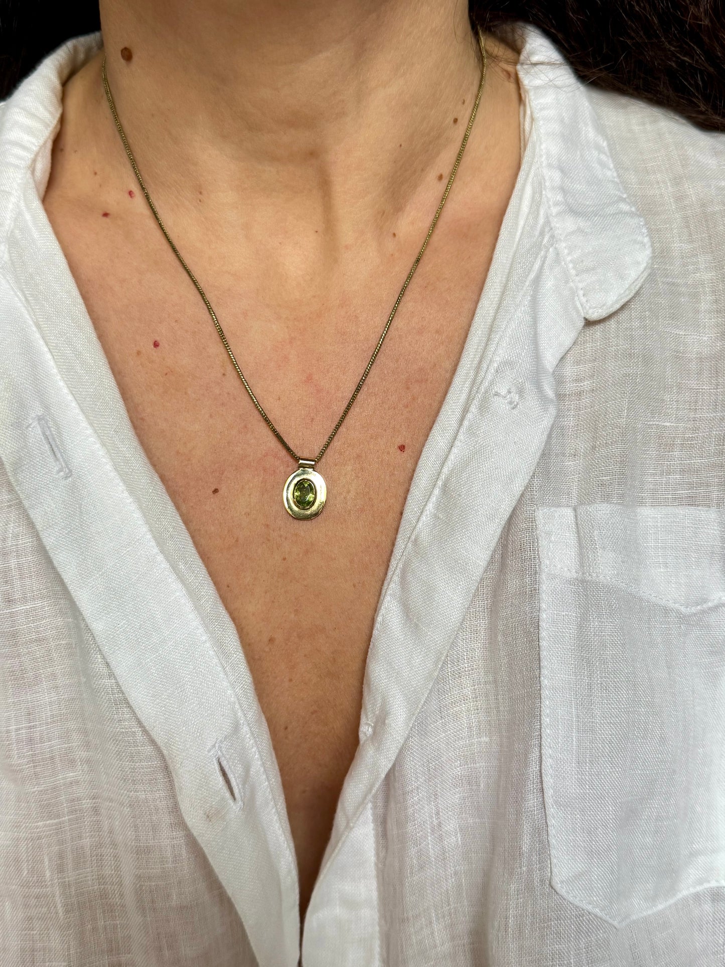 Collana dorata con ciondolo verde