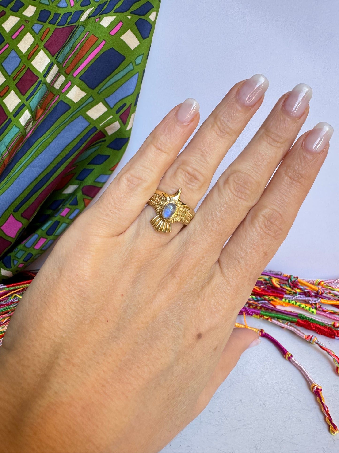 Anello boho dorato pietra di luna arcobaleno