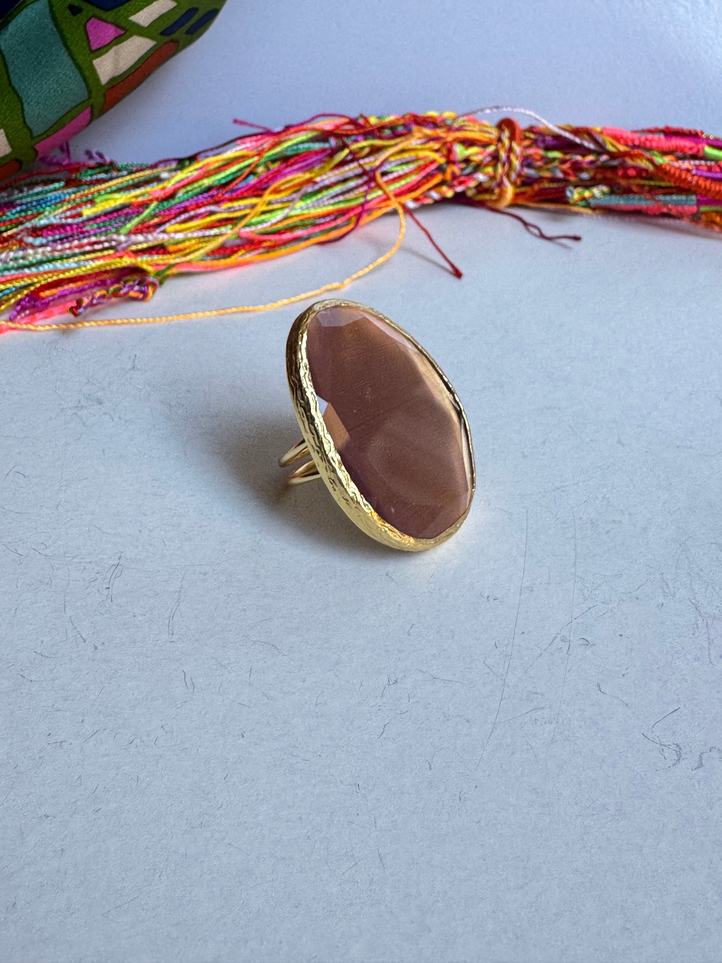 Anello dorato big rosa antico