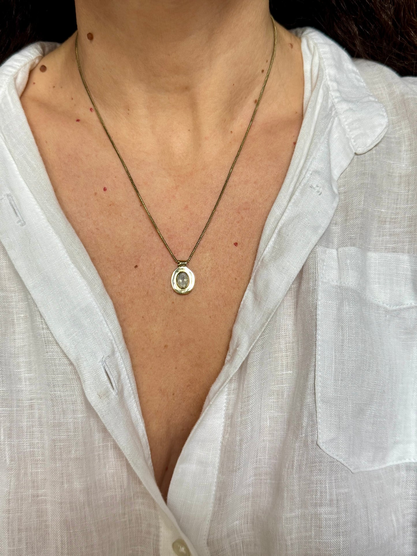 Collana dorata con ciondolo pietra di luna