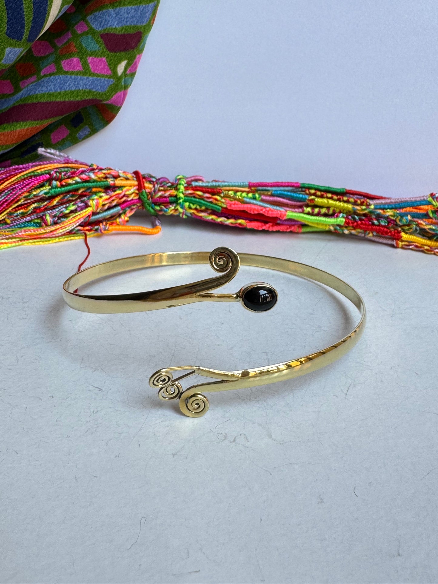 Bracciale braccio boho dorato nero