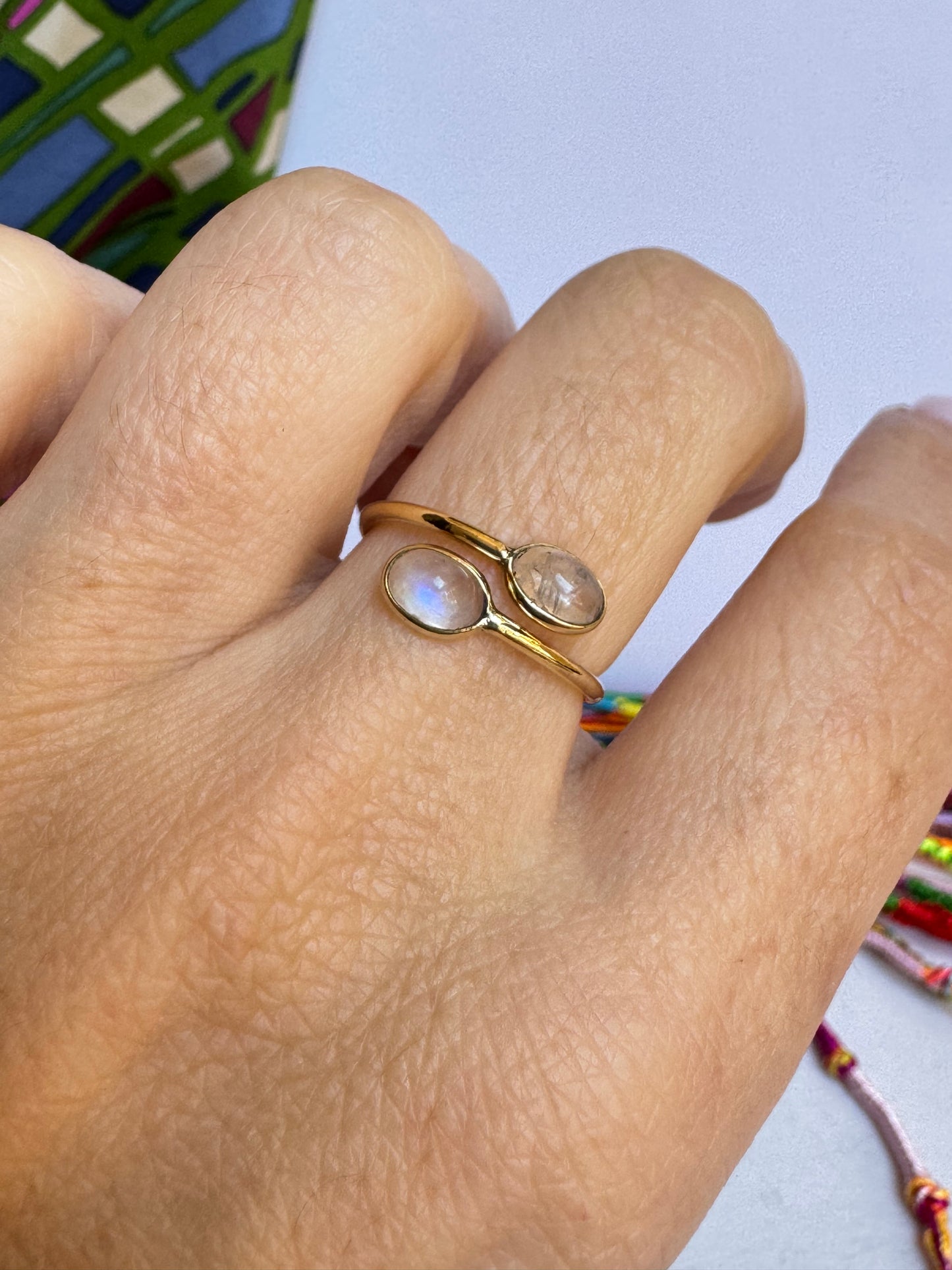 Anello boho dorato pietra di luna arcobaleno