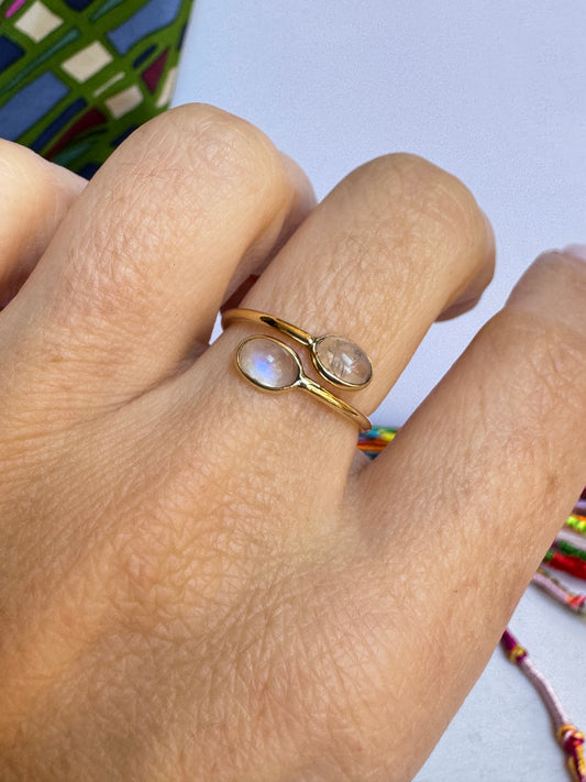 Vergoldeter Boho-Ring mit Regenbogen-Mondstein