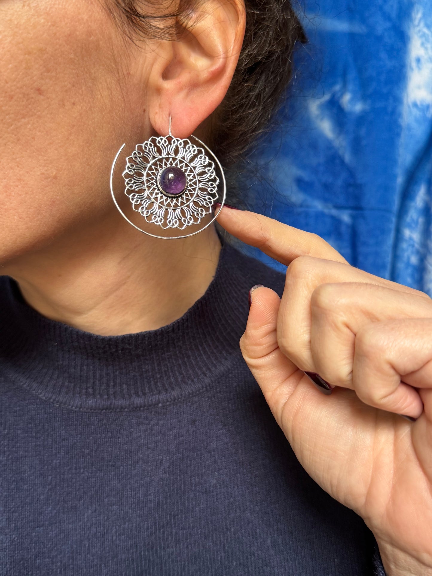 Orecchini boho argentato spirale viola