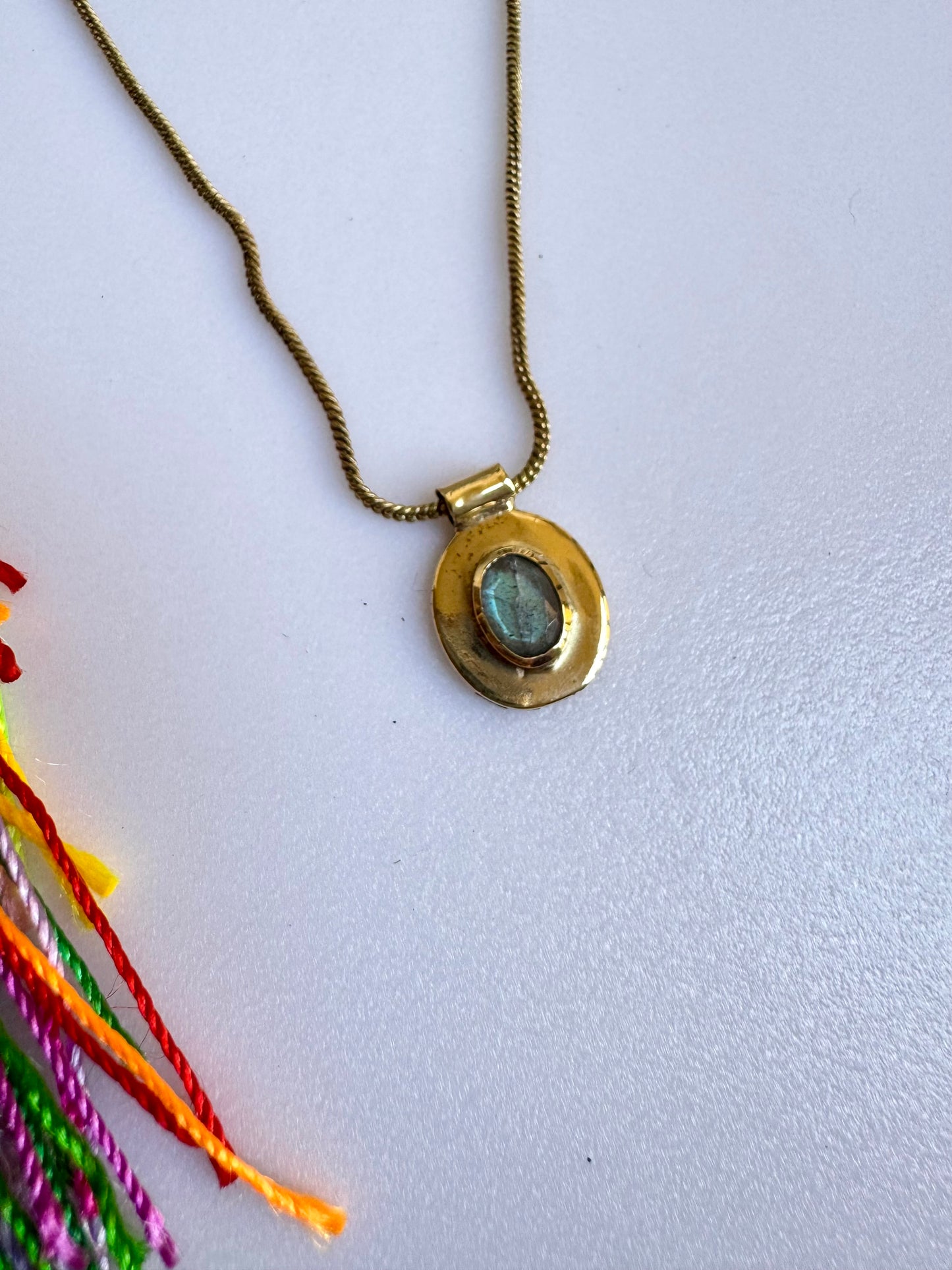 Collana dorata con ciondolo labradorite