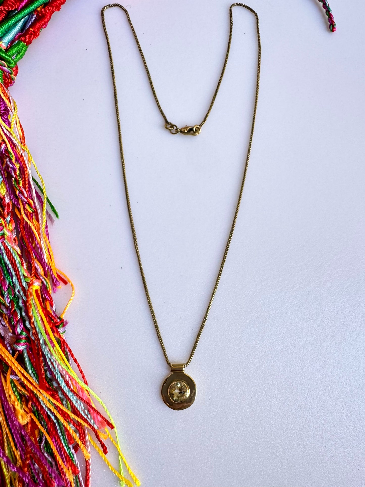 Collana dorata con ciondolo giallo