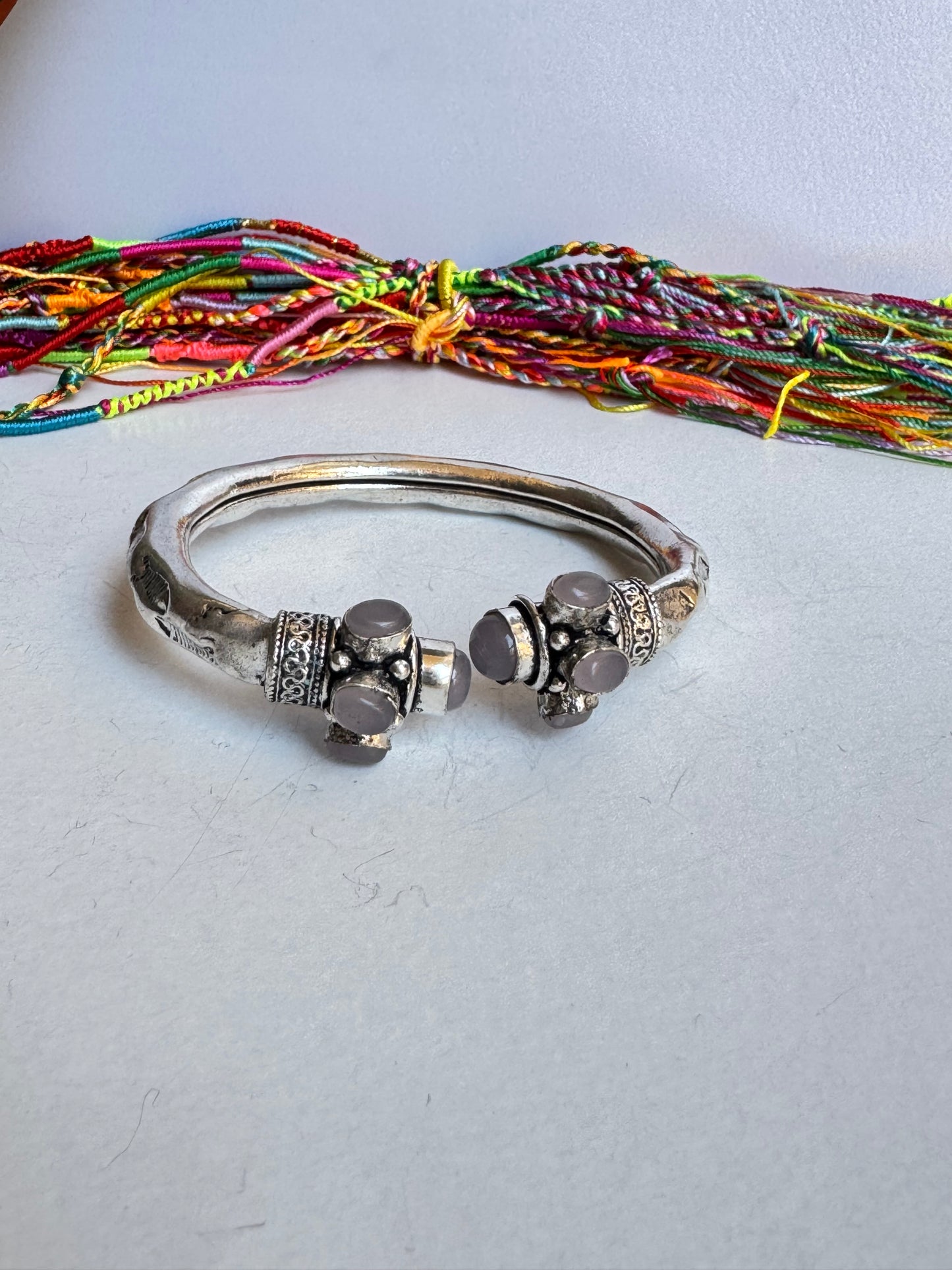 Bracciale boho argentato rosa