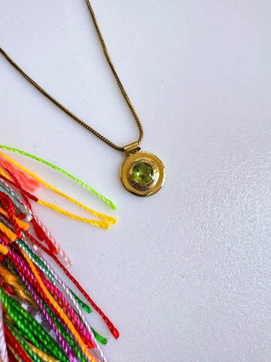 Collana dorata con ciondolo verde