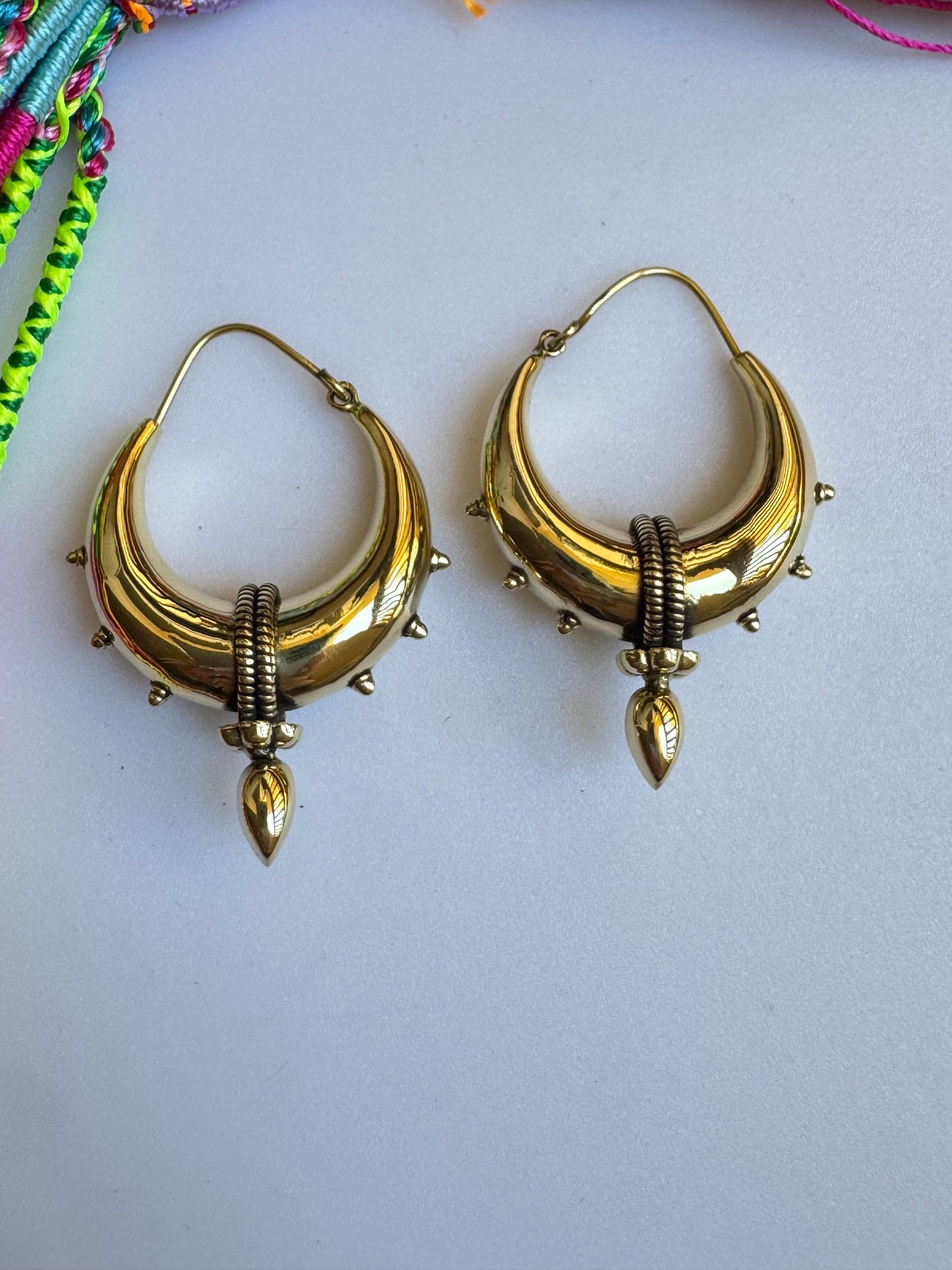 Orecchini boho dorato tribali bombati punta